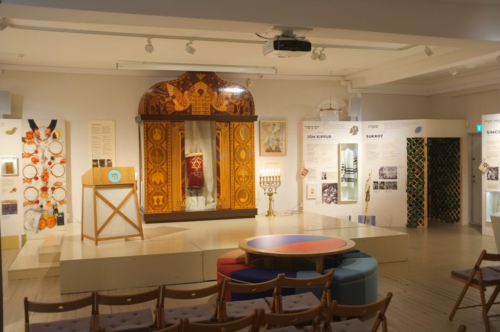 Bimah et objets de prière juifs présentés au musée juif d'Oslo marquant la présence du patrimoine juif