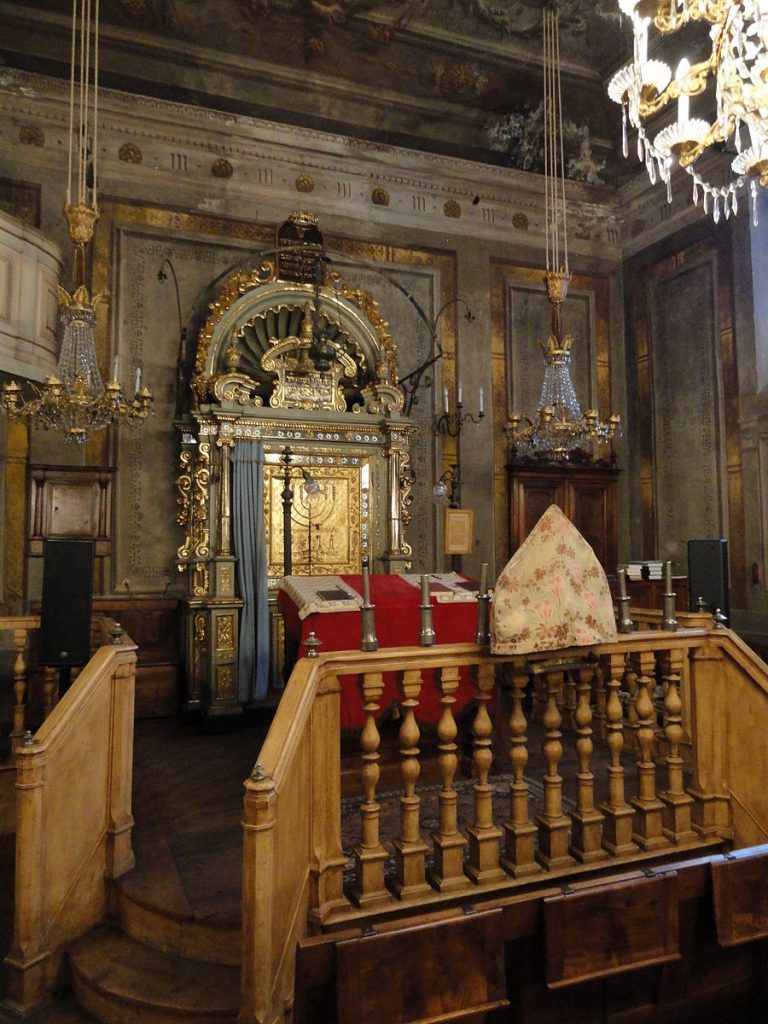 Vue intérieure de la synagogue de Cuneo avec la bimah