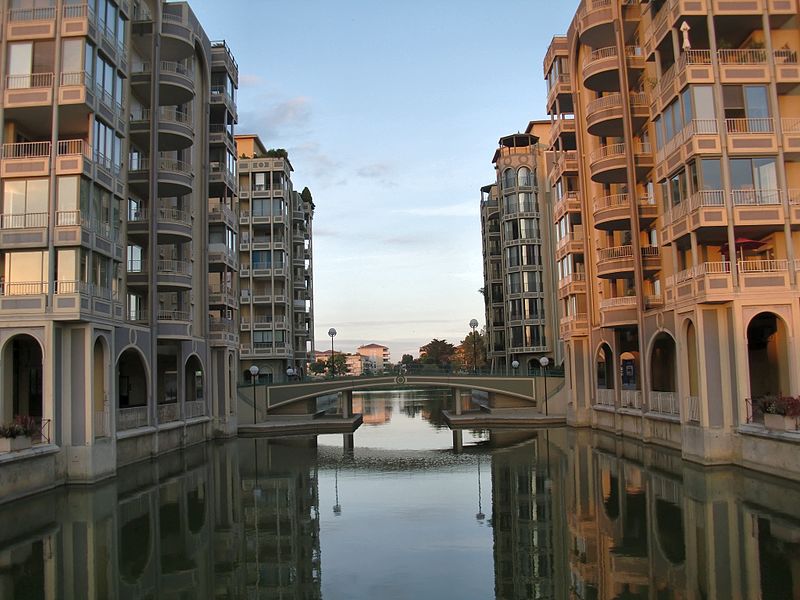 Bridge uniting two buildings in the city of Lattes
