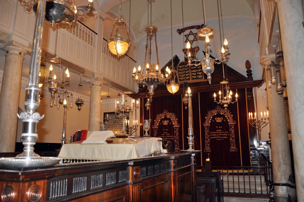 Intérieur d'une synagogue à Gibraltar